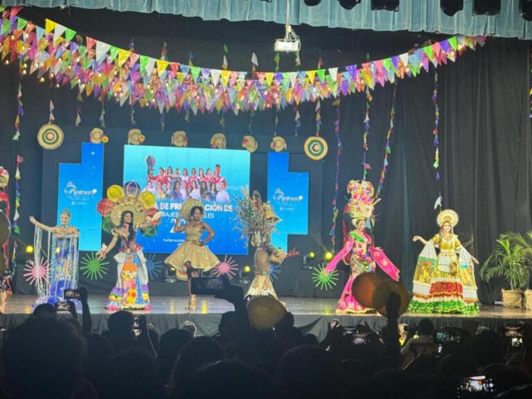 Familias disfrutan de la gala de presentación de Trajes Nacionales en Chinandega