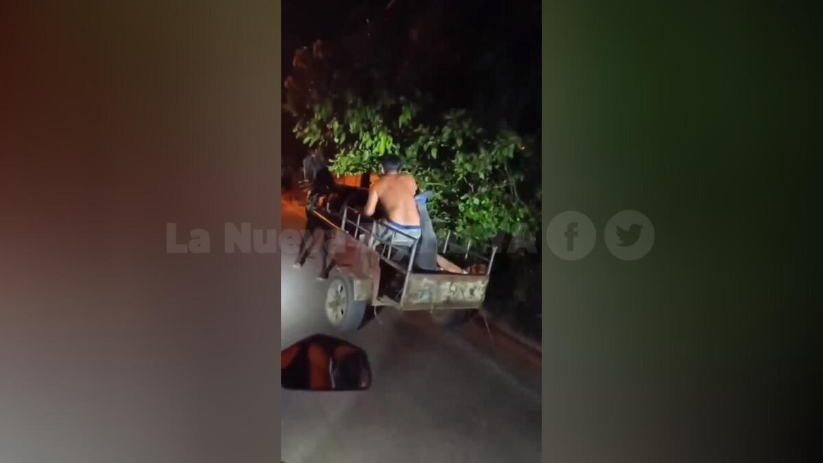 Impactante: Mujer amarrada en un carretón en Managua