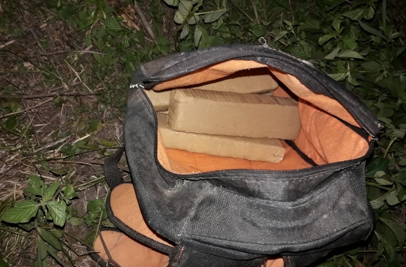 Expendedor abandona mochila con dos libras de marihuana al ser descubierto por la policía, en Jinotega