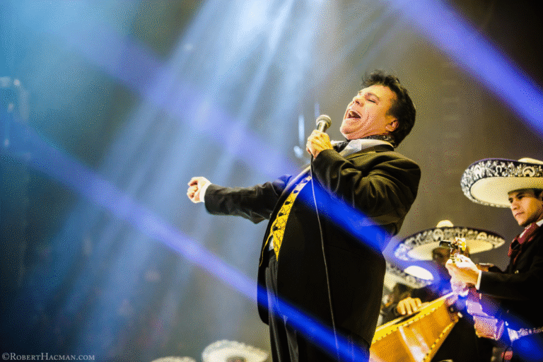 Netflix estrenará documental de Juan Gabriel el 30 de Octubre