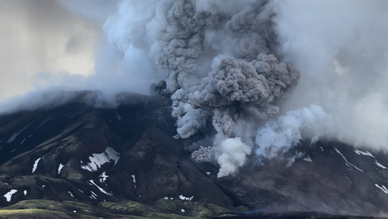 Volcán ruso despierta después de 475 años tras megaterremoto en Kamchatka