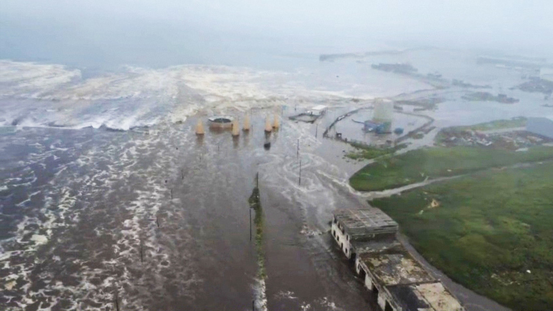 Vista aérea de la ciudad de Sévero-Kurilsk, inundada debido al tsunami provocado por el terremoto de magnitud 8,8 que azotó las costas de la península rusa de Kamchatka el 30 de julio de 2025. glob.emsd.ru / Sputnik