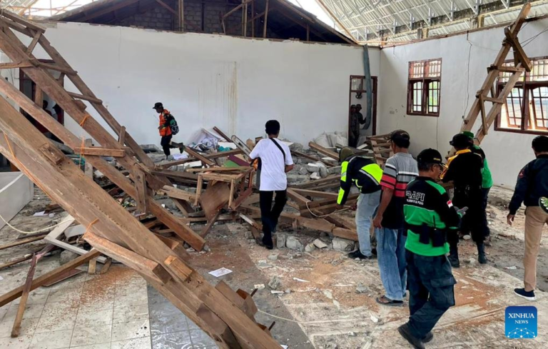 Terremoto de 5.8 grados sacude la isla indonesia de Sulawesi dejando un muerto y 29 heridos