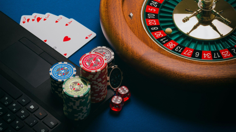 ¿Cómo se pueden explicar los tipos de apuestas permitidas en el blackjack?