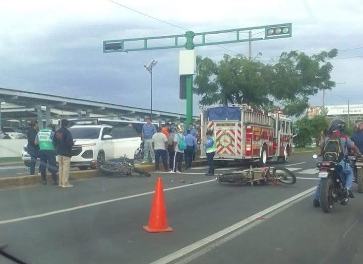 Accidente de motos cerca del aeropuerto: heridos graves