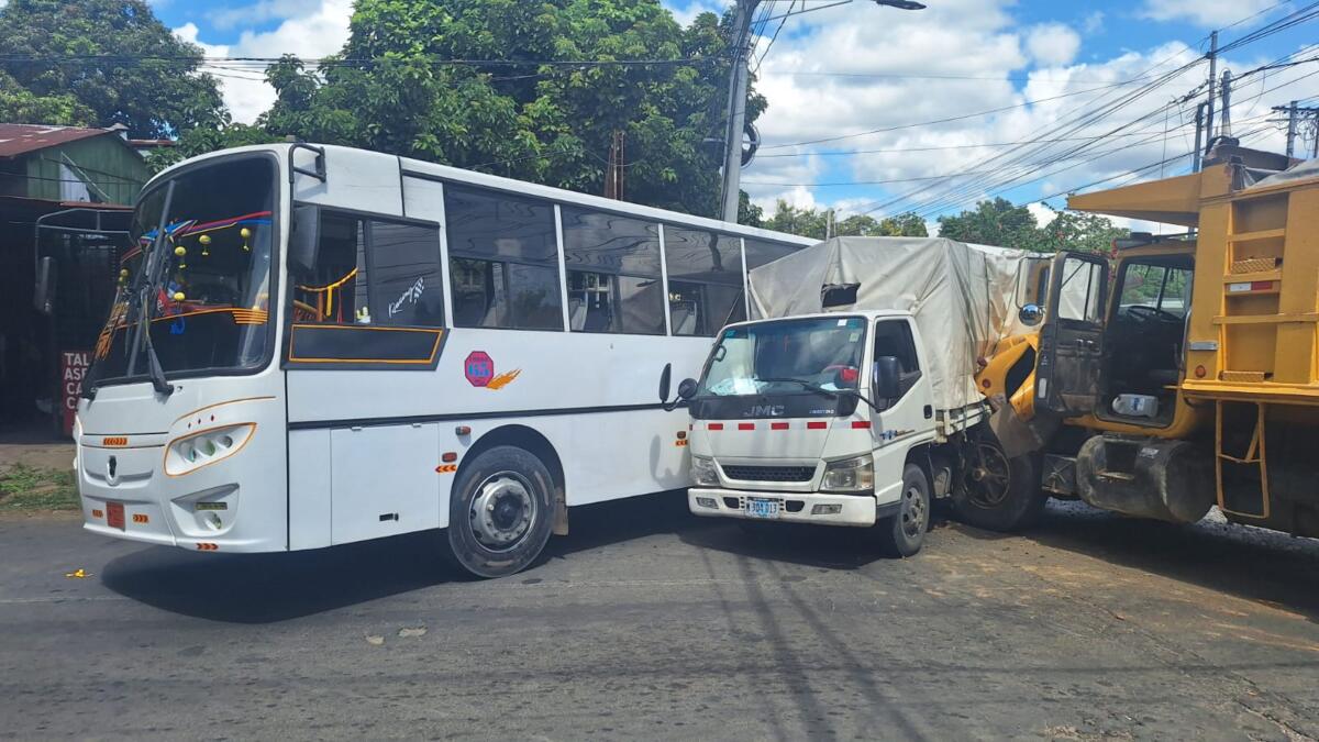 Accidente en San Judas: triple colisión deja heridos