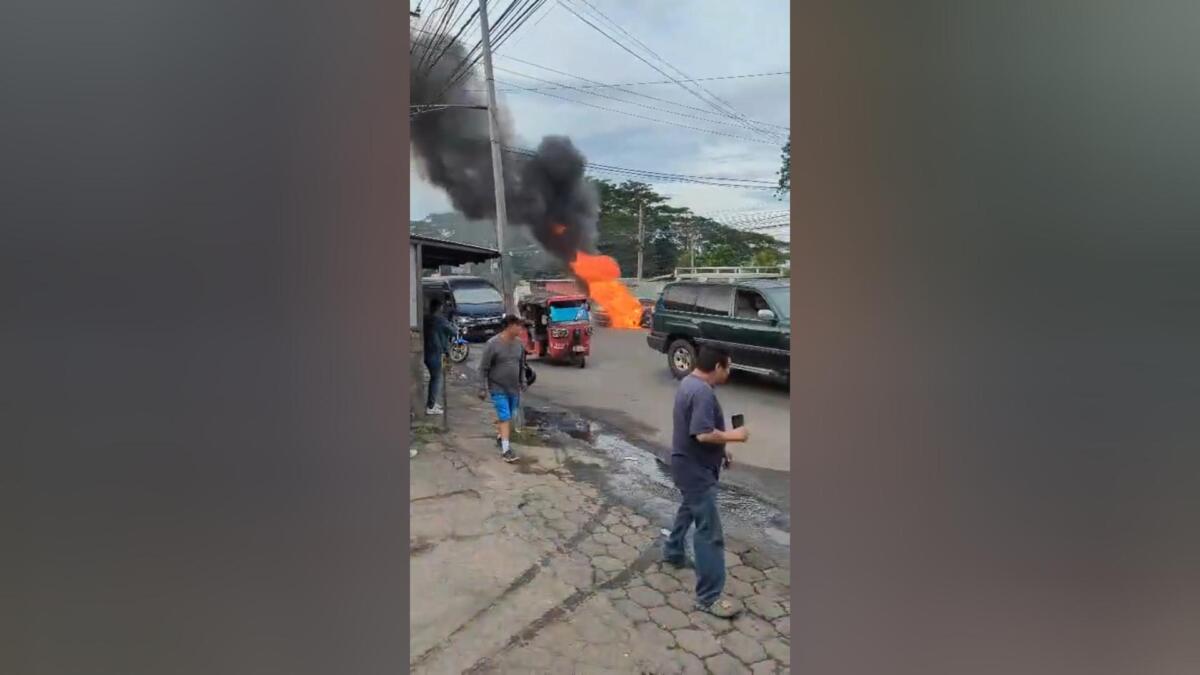 Accidente grave en Managua: moto y vehículo en llamas