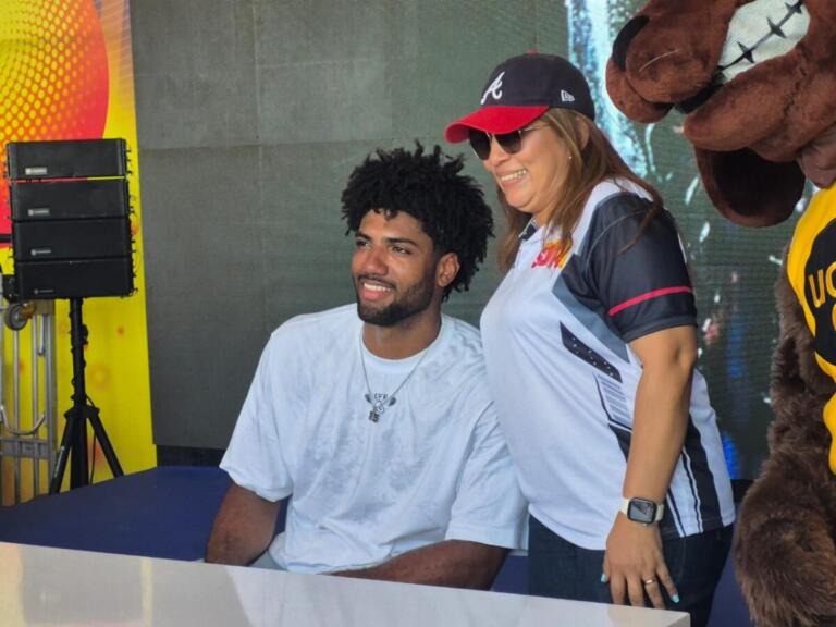 Norchad Omier firma autógrafos en Managua antes de la Americup