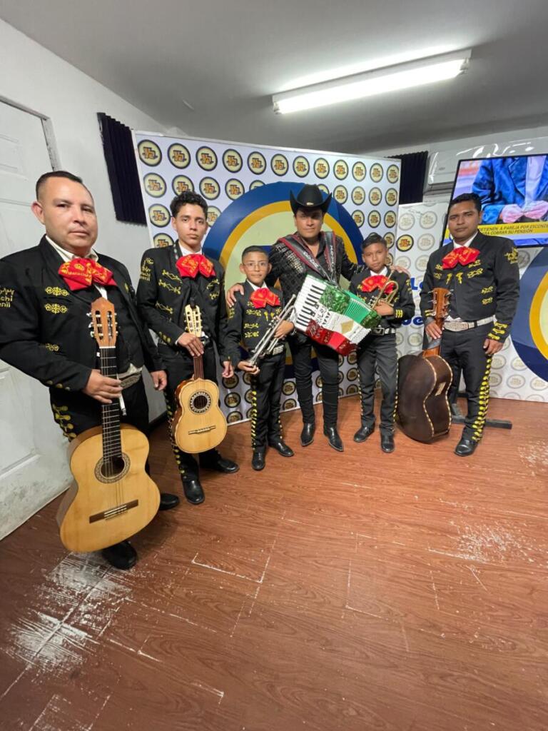 Mariachi juvenil y cantante Keyner Valdivia se lucieron durante presentación en Tu Nueva Radio Ya