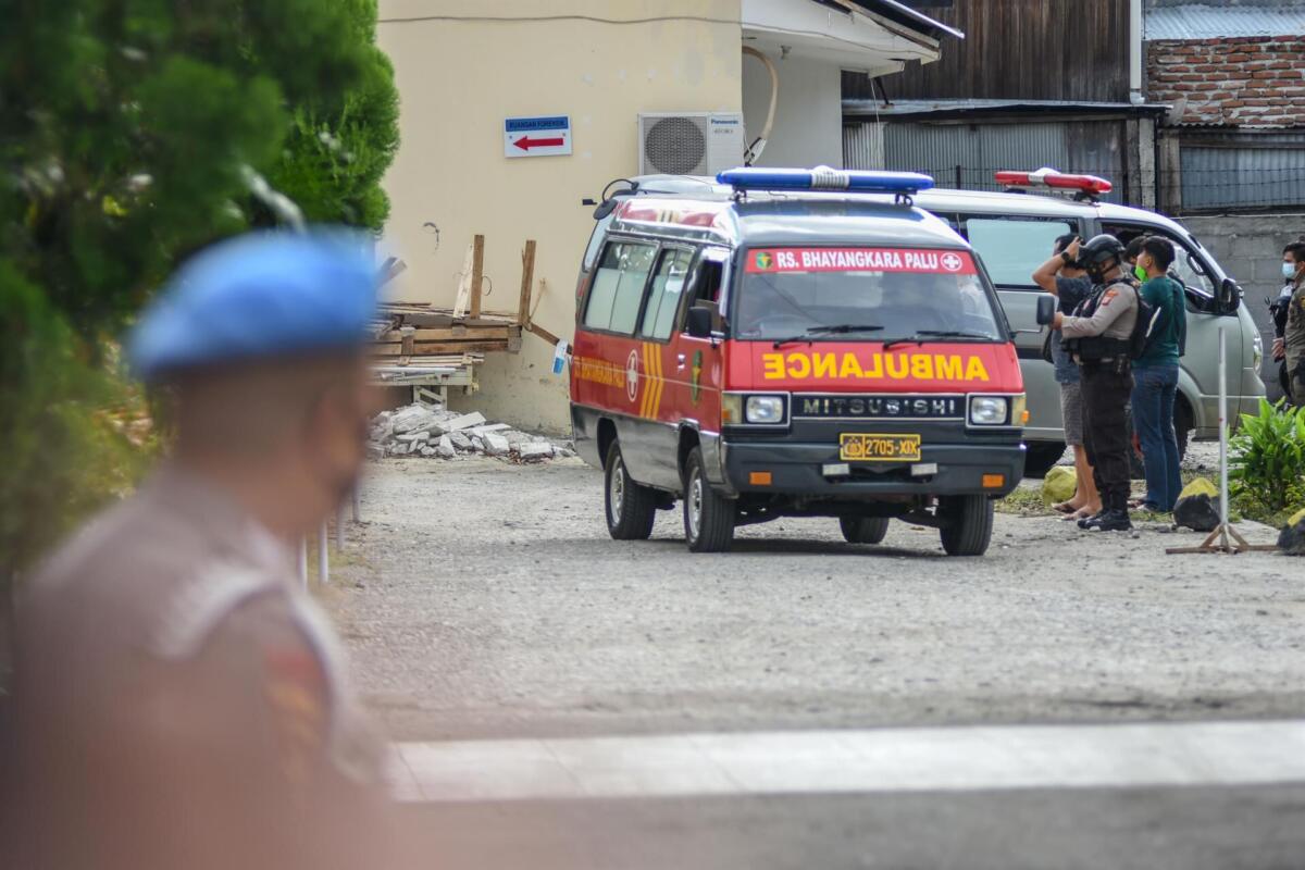 Edificio colapsa durante acto religioso masivo en Indonesia dejando tres fallecidos y decenas de herido