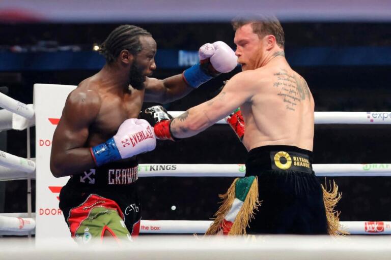 Terence Crawford destrona al “Canelo” Álvarez y le arrebata los 4 títulos de las 168 libras
