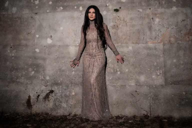 Laura Pausini lanza una reinterpretación más íntima de “Mi historia entre tus dedos”