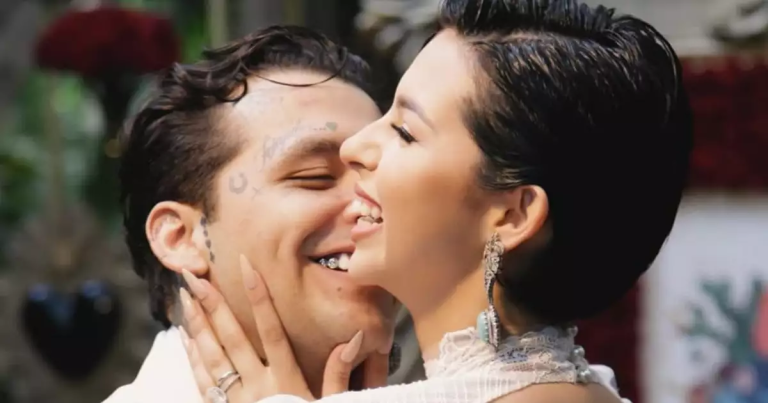 Christian Nodal evita subir a Ángela Aguilar al escenario tras abucheos con gritos de “Cazzu”