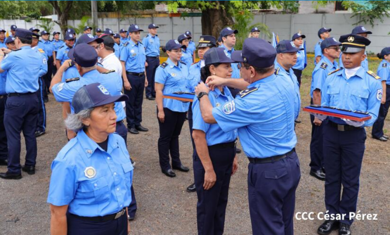 Hospital Carlos Roberto Huembes realiza acto de ascenso en grandos policiales a 70 oficiales