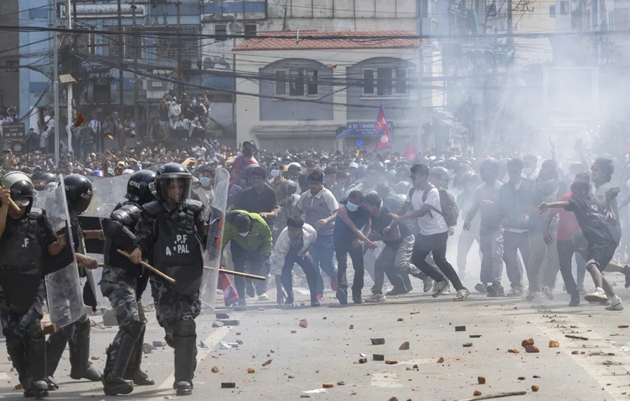 Fuerzas de seguridad abren fuego contra manifestantes: tragedia en Katmandú por bloqueo digital