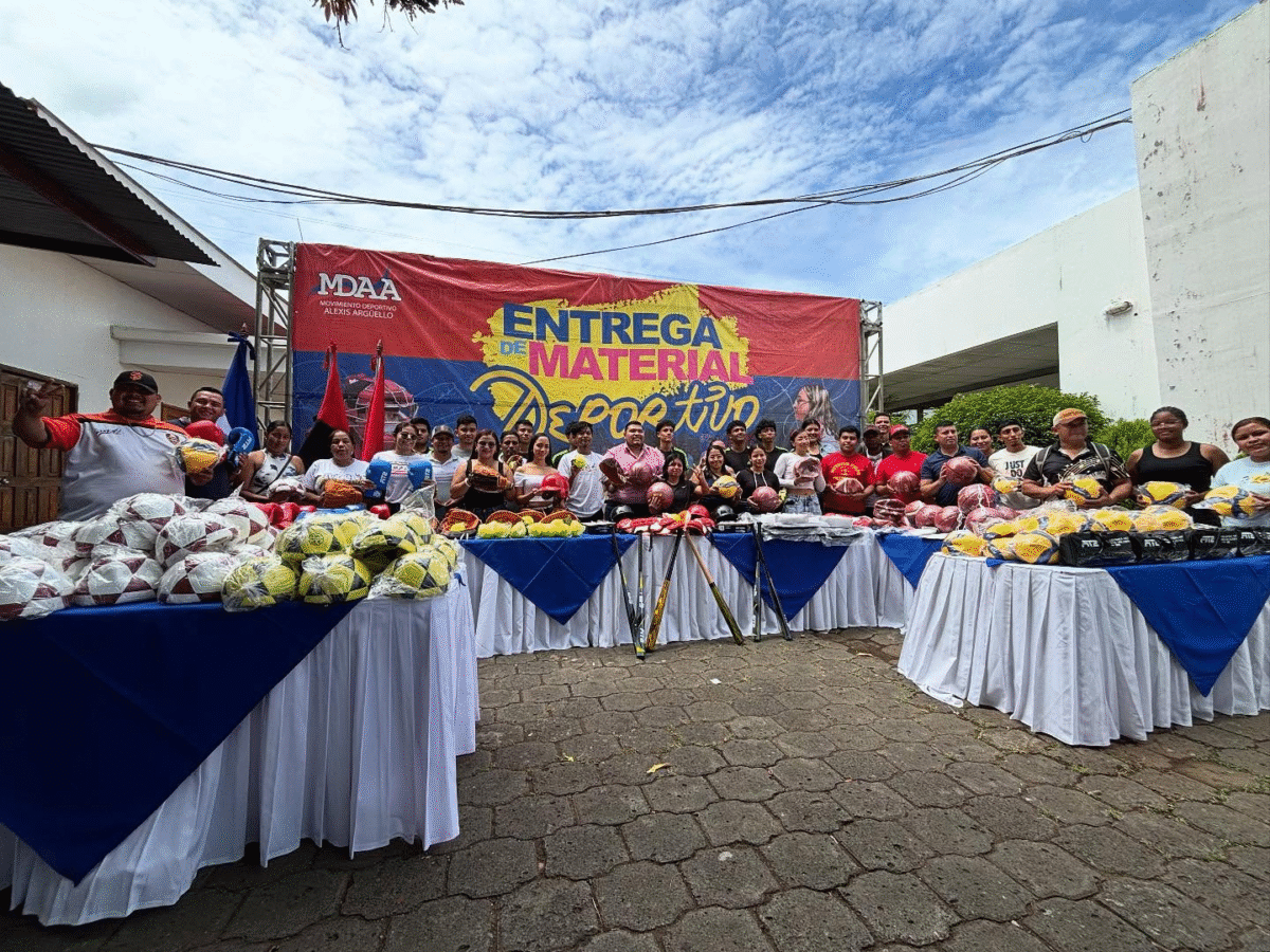 Entregan 8 millones en material deportivo a jóvenes nicaragüenses
