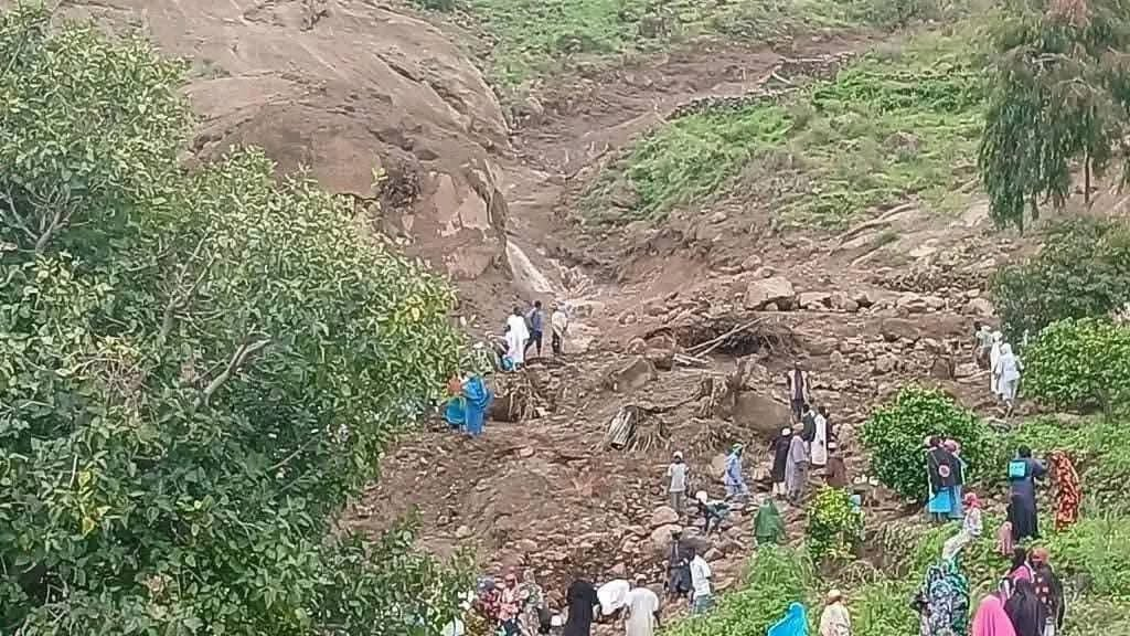 Un hombre sobrevive milagrosamente tras quedar enterrado en la masacre natural de Darfur
