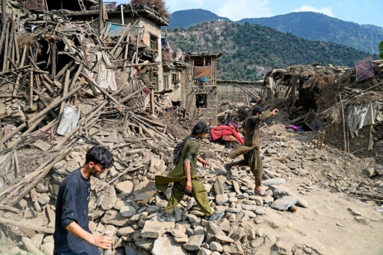 Terremoto en Afganistán cobra más de 1,400 vidas y causa más de 3 mil heridos