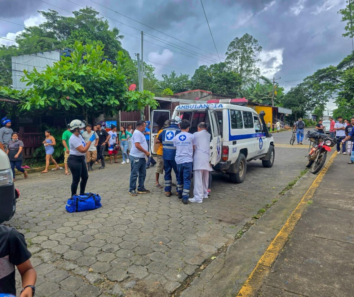 Grave descarga eléctrica causa quemaduras a obrero en San Carlos