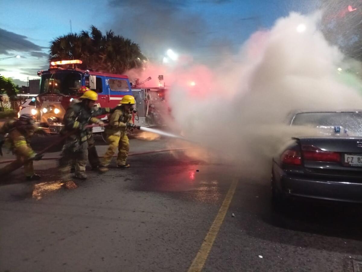 Incendio sorpresivo de coche en Managua: ¡Juan Carlos ileso!
