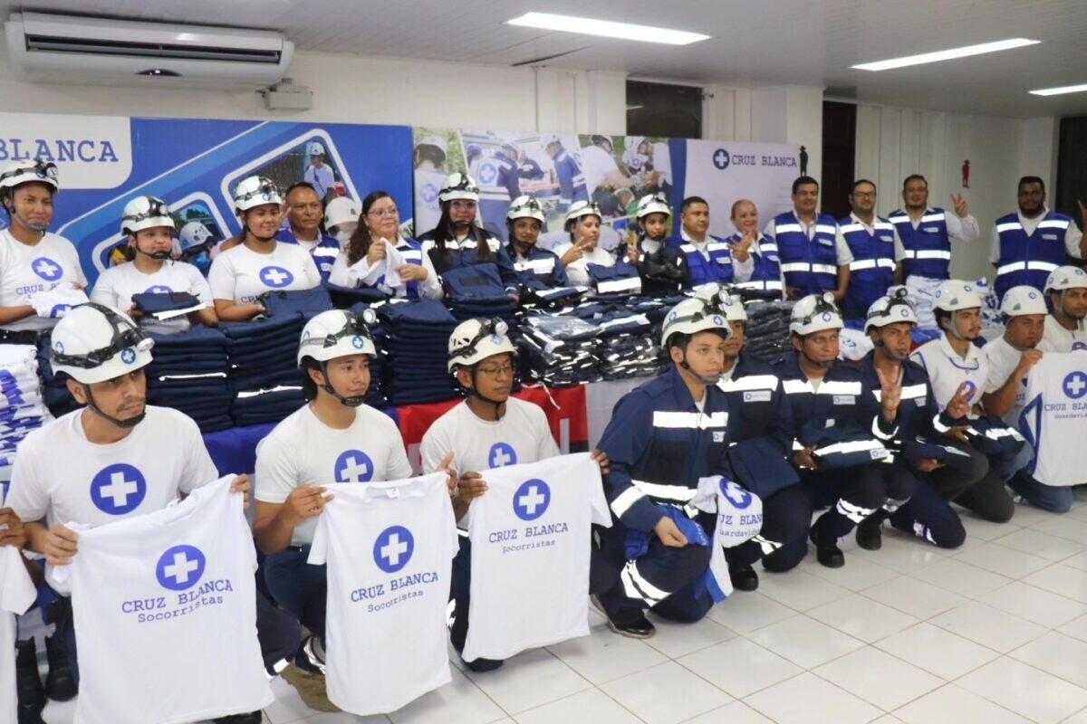 Cruz Blanca entrega uniformes a más de mil socorristas