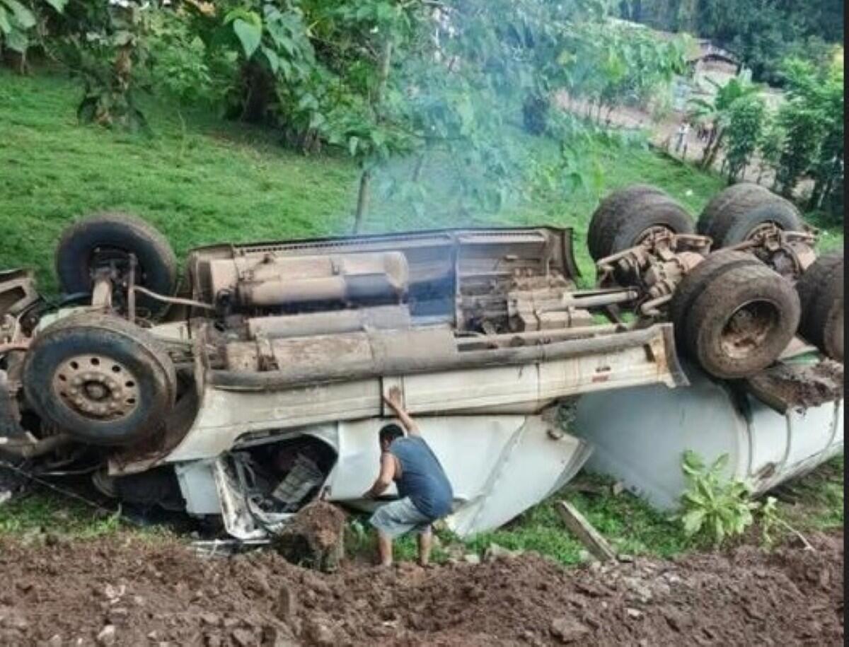 Conductor sobrevive a accidente en Río San Juan