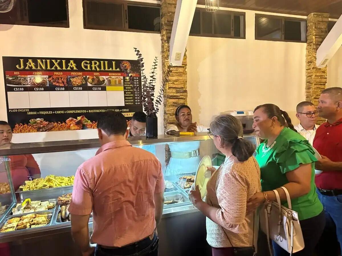 Janixia Grill: Ya mi Cumple con arroz a la valenciana y diversión