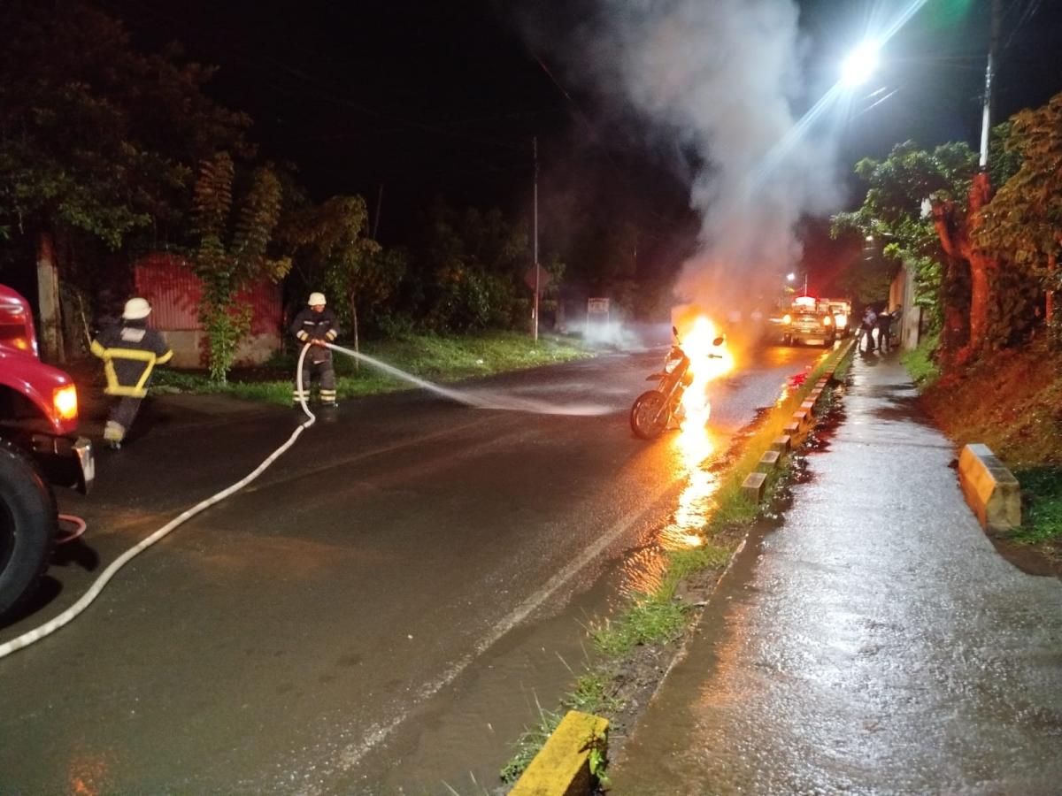 Motocicleta en llamas en Nandasmo controlada sin heridos
