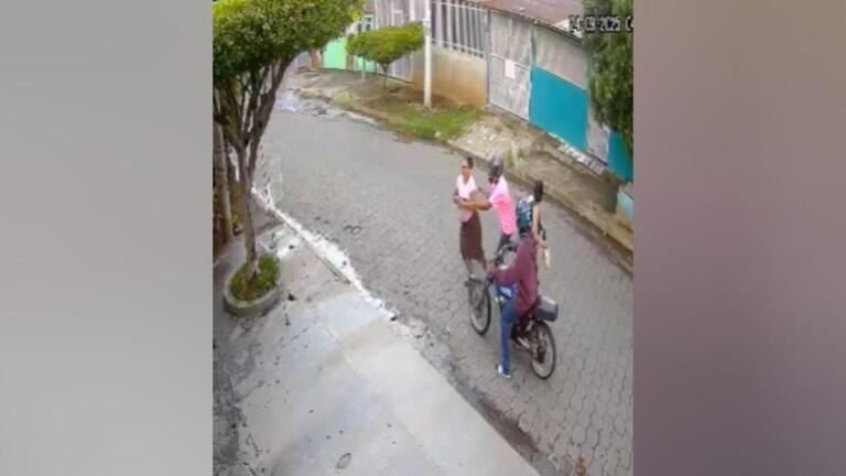 Par de descarados en moto arrastran a señora para robarle en una calle de Ciudad Sandino