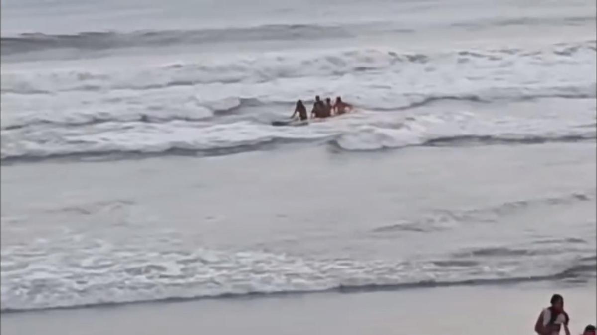 Surfistas salvan a cuatro bañistas en Playa Maderas