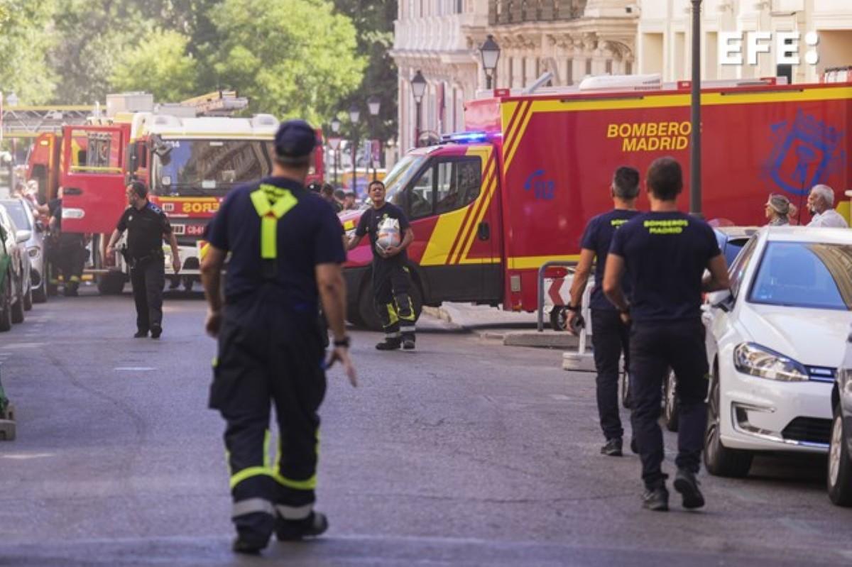 Bomberos buscan a cuatro desaparecidos tras colapso de losas en calle Hileras de España