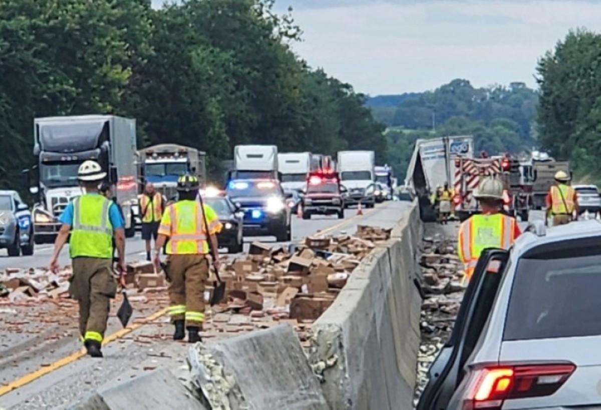 Camión cargado de hot dogs provoca caos total en autopista de Pensilvania tras volcarse