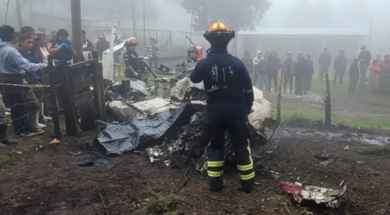Una avioneta cae en el centro de Guatemala y deja tres fallecidos calcinados