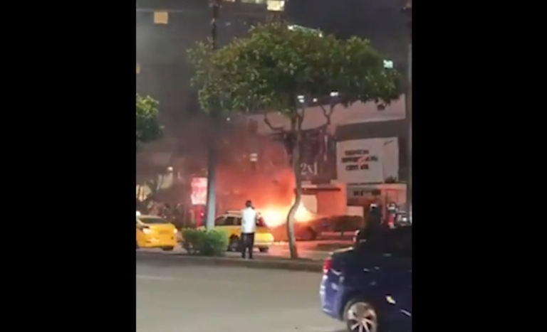 Al menos un muerto por la explosión de un carro frente a un centro comercial en Ecuador