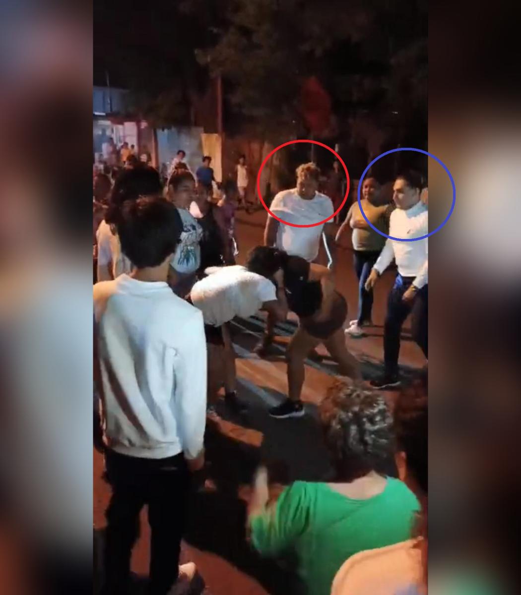 En el círculo rojo el agredido y en el azul el agresor