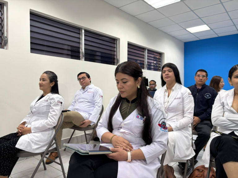 MINSA capacita a galenos en nefrología materno fetal