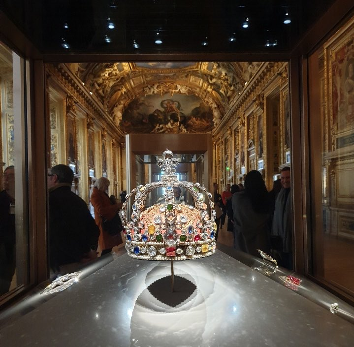 Nueve piezas de joyería históricas, presuntamente vinculadas a Napoleón y Josefina, fueron robadas de la galería Apolo, incluyendo tiaras y broches