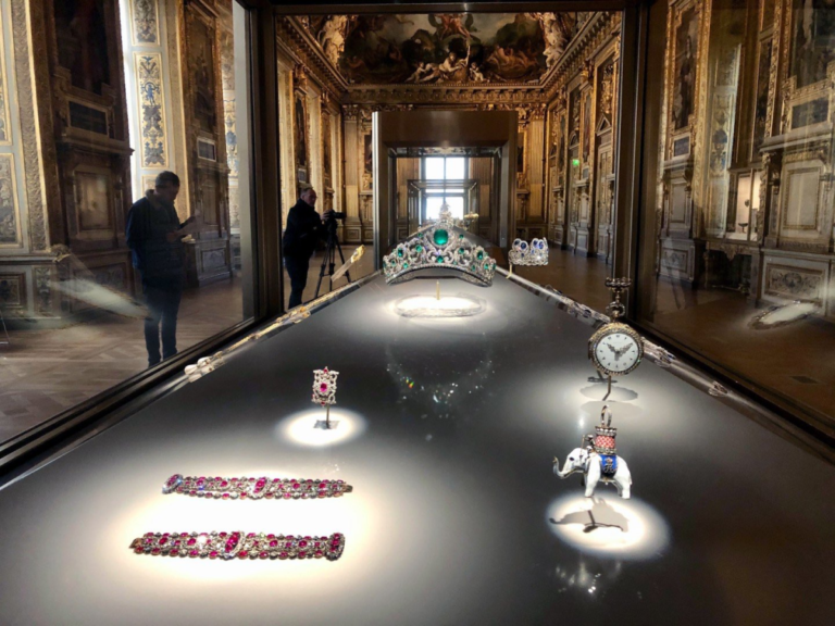 Espectacular robo en el Museo del Louvre dura solo 7 minutos y deja a Francia en estado de shock
