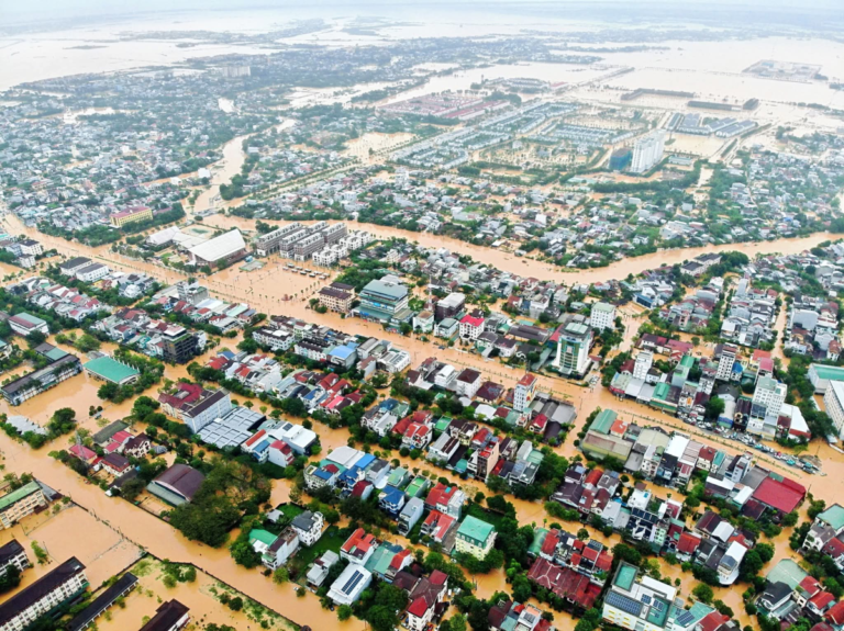 Récord de lluvias en Vietnam deja las calles del centro del país convertidas en ríos
