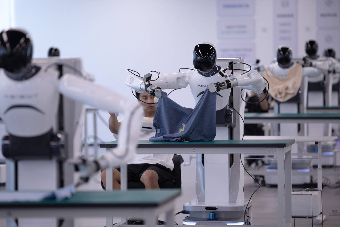 Robots humanoides siguen a técnicos para aprender habilidades laborales en la ciudad china de Shaoxing.xVCGx / Legion-Media