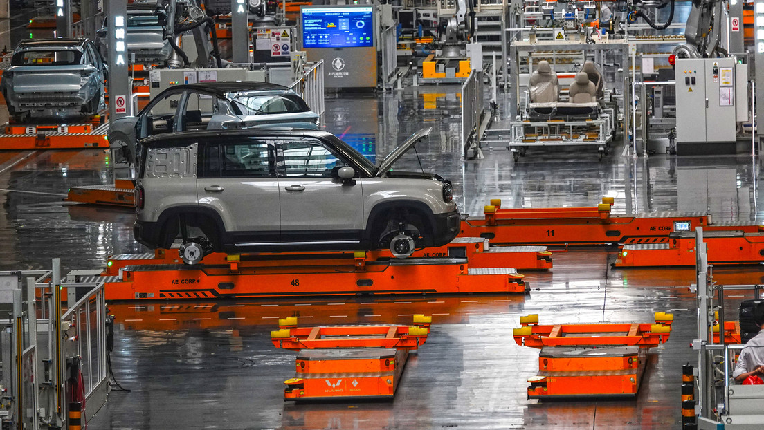 Robots industriales instalan piezas de automóviles en un taller inteligente del fabricante SAIC-General Motors en la ciudad china de Liuzhou.by Yu Xiangquan/VCG / Legion-Media