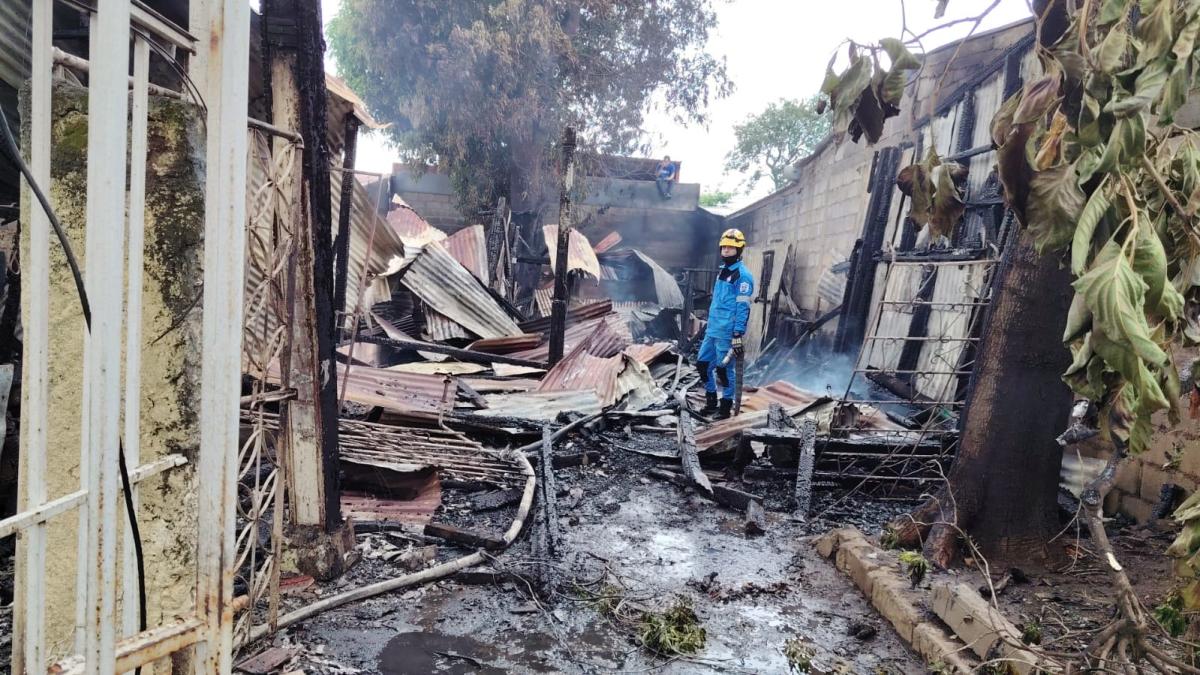 Anciana de 97 años es rescatada con vida de un incendio
