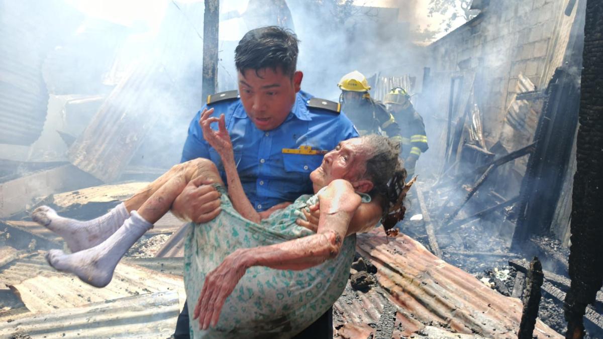 Cándida Rosa Fletes López, de 97 años, fue rescatada de entre las llamas