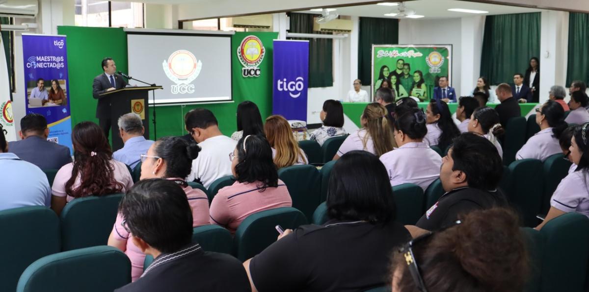 Tigo Nicaragua y la Universidad de Ciencias Comerciales gradúan a 119 docentes en programa de formación digital innovadora
