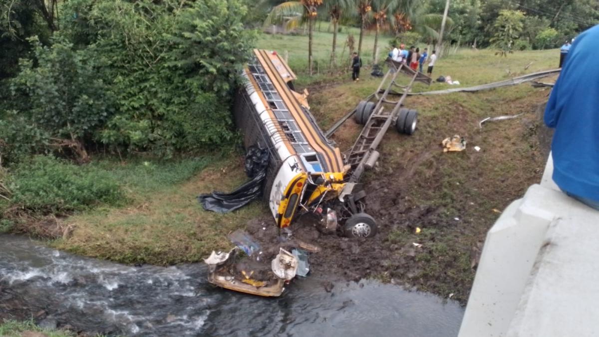 Autobús volcado en La Culebra deja varios lesionados