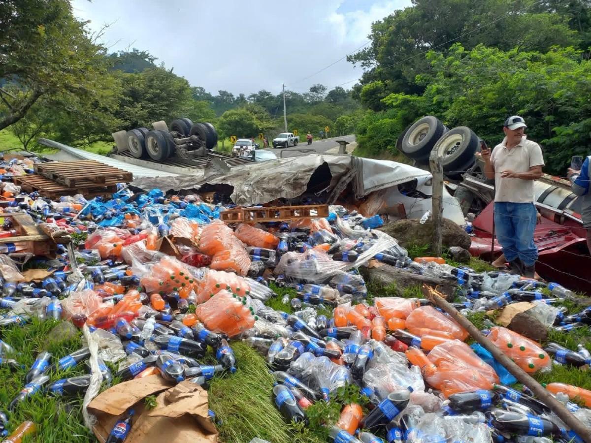 Un furgonero fue rescatado tras un aparatoso accidente en la cuesta Malpaso, Estelí, donde su vehículo volcó y quedó totalmente destrozado.