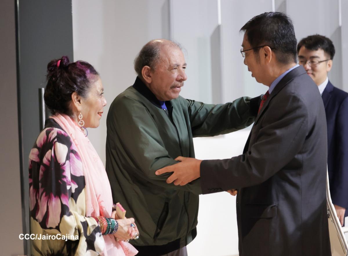 Comandante Daniel Ortega y compañera Rosario Murillo se despiden del embajador chino Chen Xi