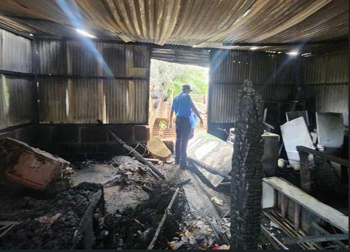 Familia de Los Brasiles pierde su hogar en incendio