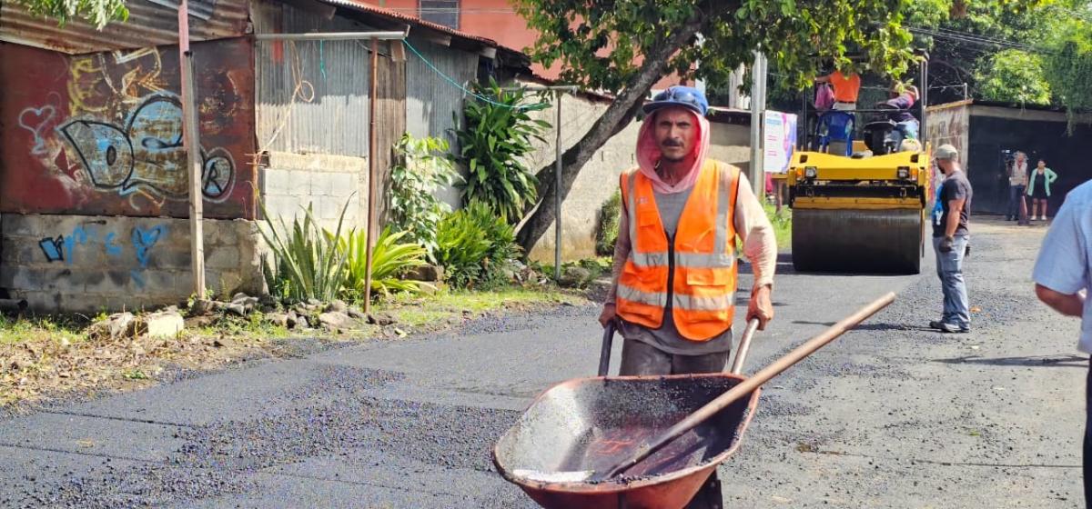 Nuevas calles asfaltadas mejoran barrio Unidad de Propósitos