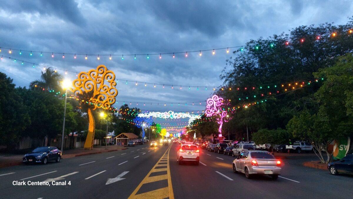 Managua se ilumina con los adornos navideños de ENATREL